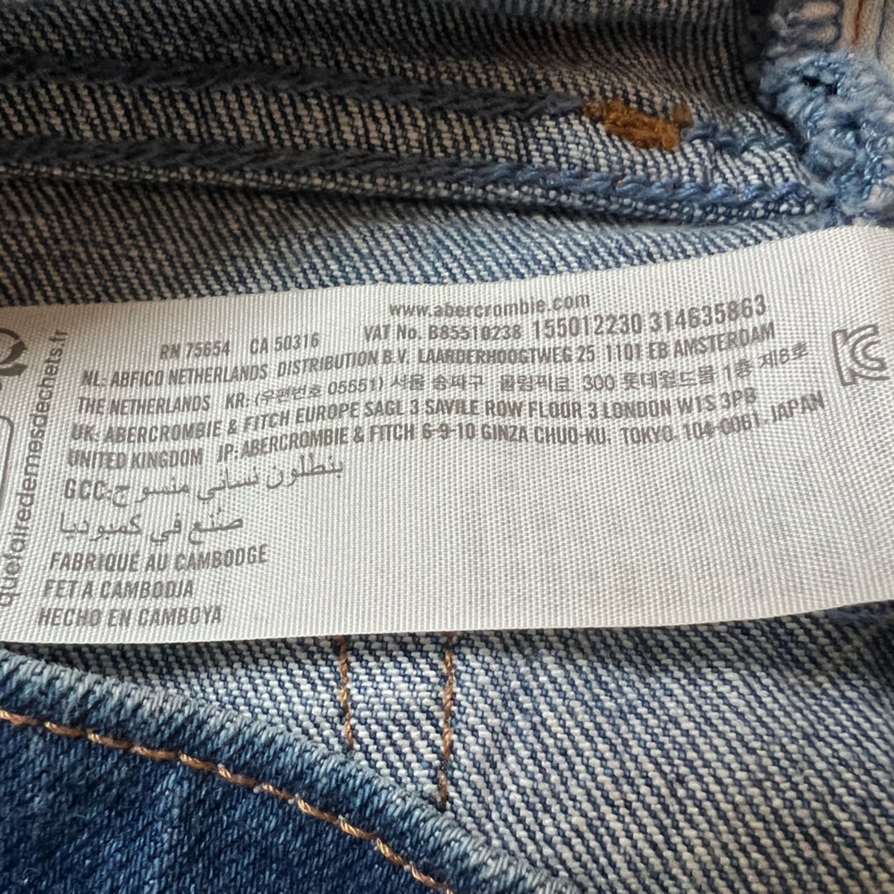 Abercrombie & Fitch High Rise 90s Relaxed Frayed Hem Jean - Picture 7 of 7